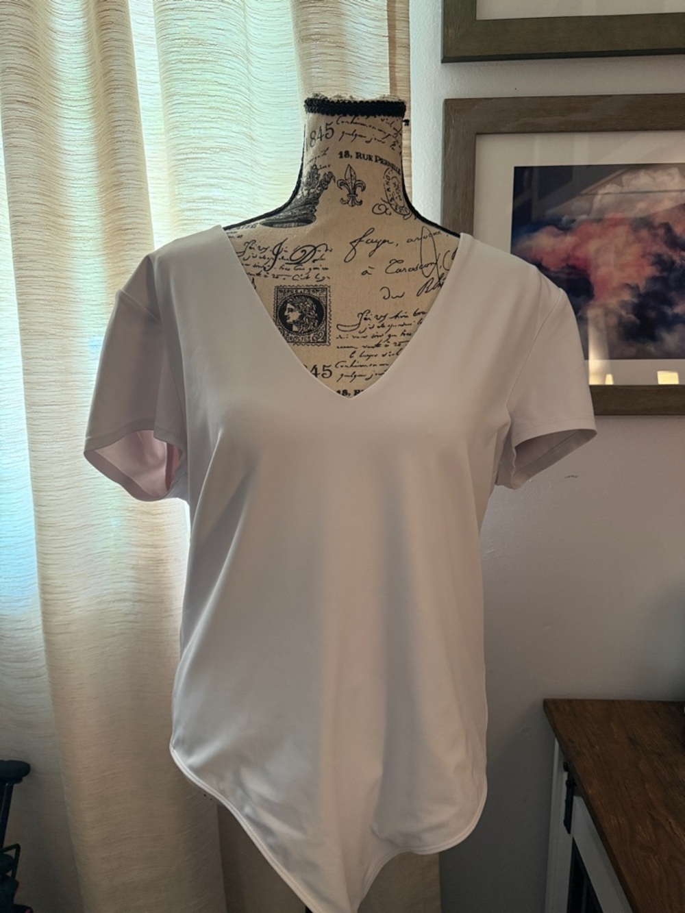 Express Women's Short Sleeve V-Neck Tee in White